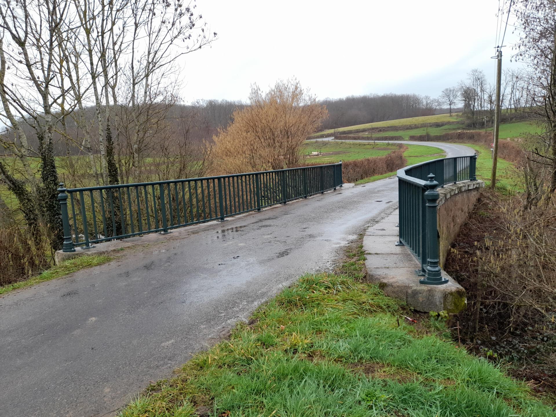 Pont sur route de campagne avec garde-corps vert foncé